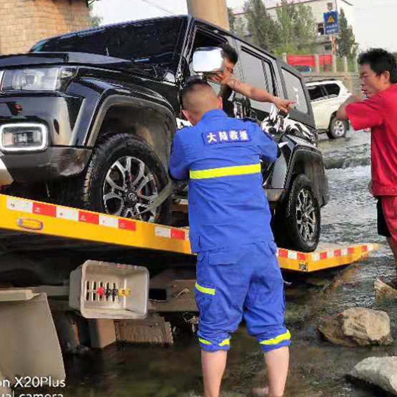 涉水汽車搭電救援