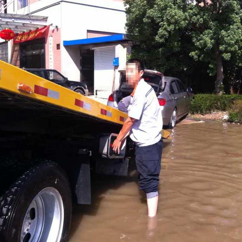 水災汽車沒油救援